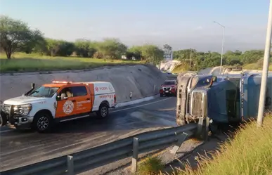 Camión de carga vuelca en Juárez; dos personas resultan heridas