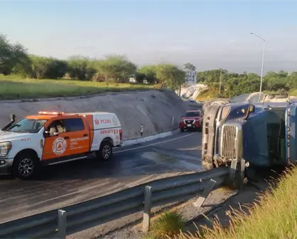 Camión de carga vuelca en Juárez; dos personas resultan heridas