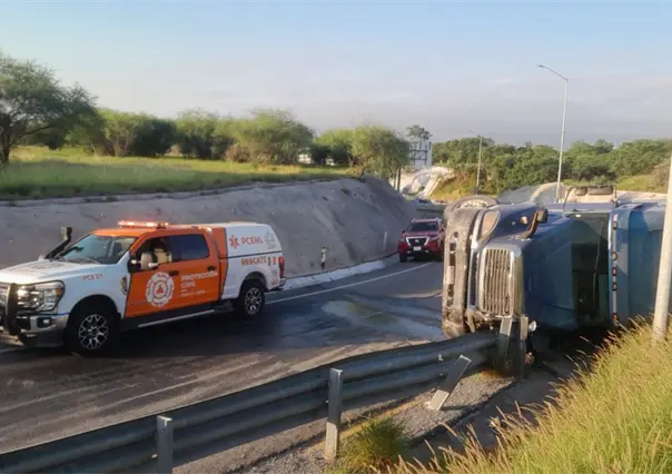 Camión de carga vuelca en Juárez; dos personas resultan heridas