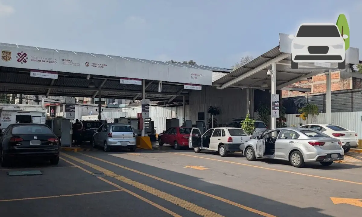 Verificentro en CDMX, logo del programa Verificación Vehicular.   Foto: Google Maps | Semovi | Canva