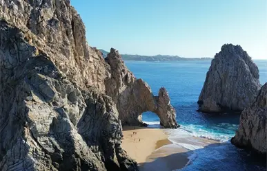 ZOFEMAT advierte: caminar por la playa bajo el Arco de Cabo San Lucas puede costarte la vida