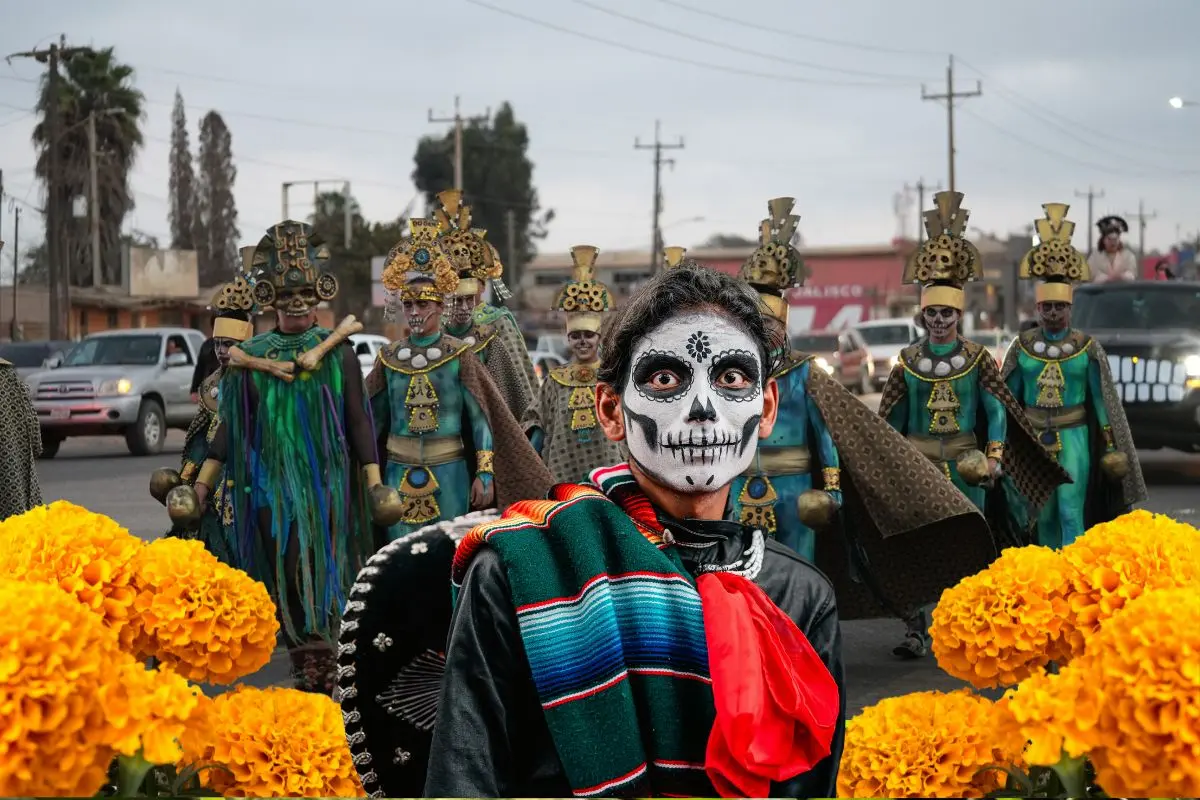 Foto: Facebook / Desfile de Dia de Muertos San Quintín | Foto: Biblioteca Canva