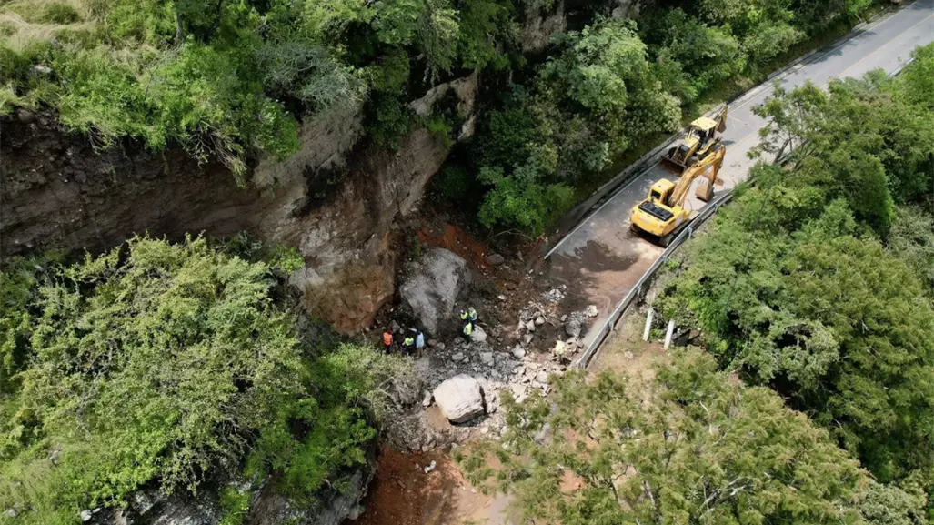 Avance lento con la reapertura de la carretera Ixtapan-Coatepec Harinas en Edomex