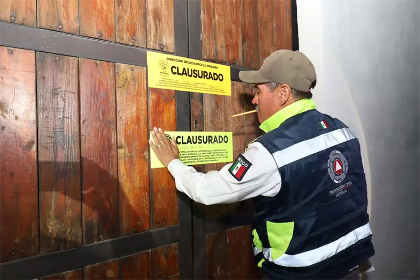 Clausuran palapas en Arteaga./Foto: Cortesía
