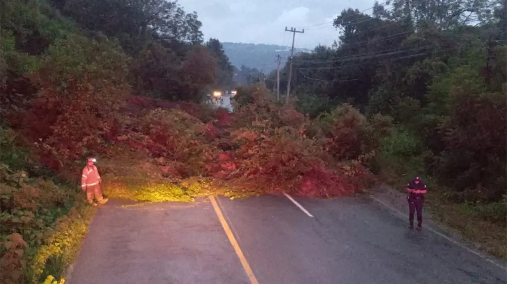 Deslave en autopista del Edomex causa cierre total de la vialidad Tenancingo - Tenango