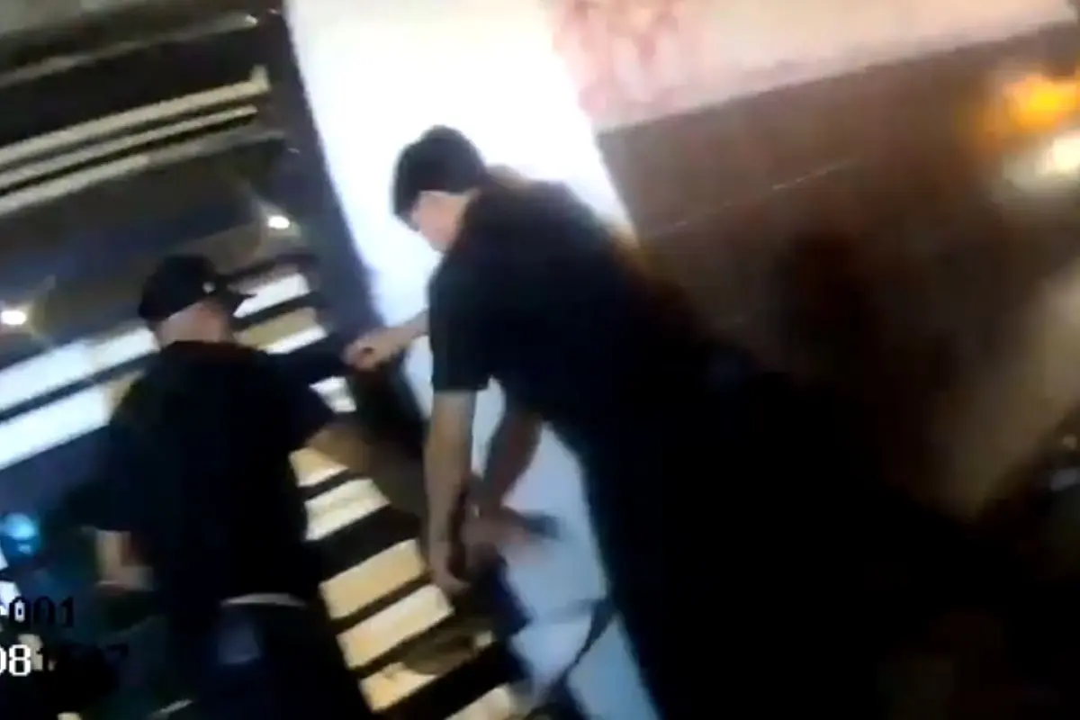 Hombre agrediendo al inspector Foto: Gobierno de Escobedo