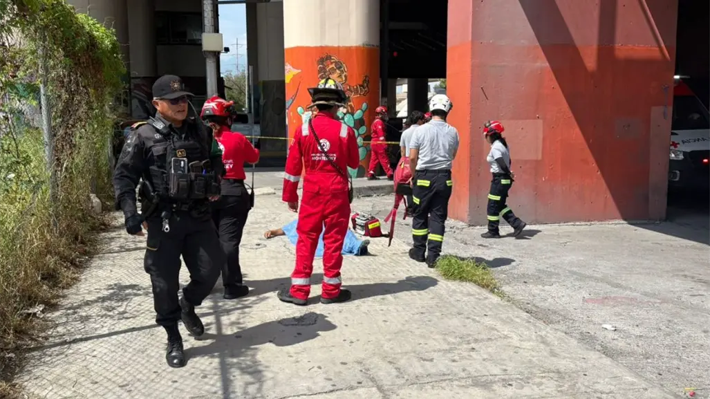 Hombre pierde la vida tras lanzarse desde el Metro en Monterrey