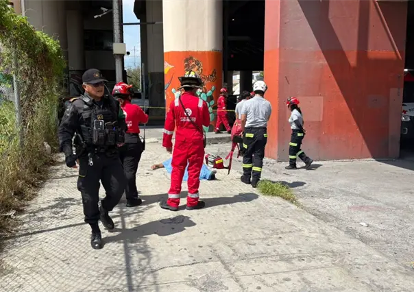 Hombre pierde la vida tras lanzarse desde el Metro en Monterrey