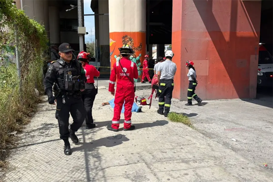 Hombre pierde la vida tras lanzarse desde el Metro en Monterrey