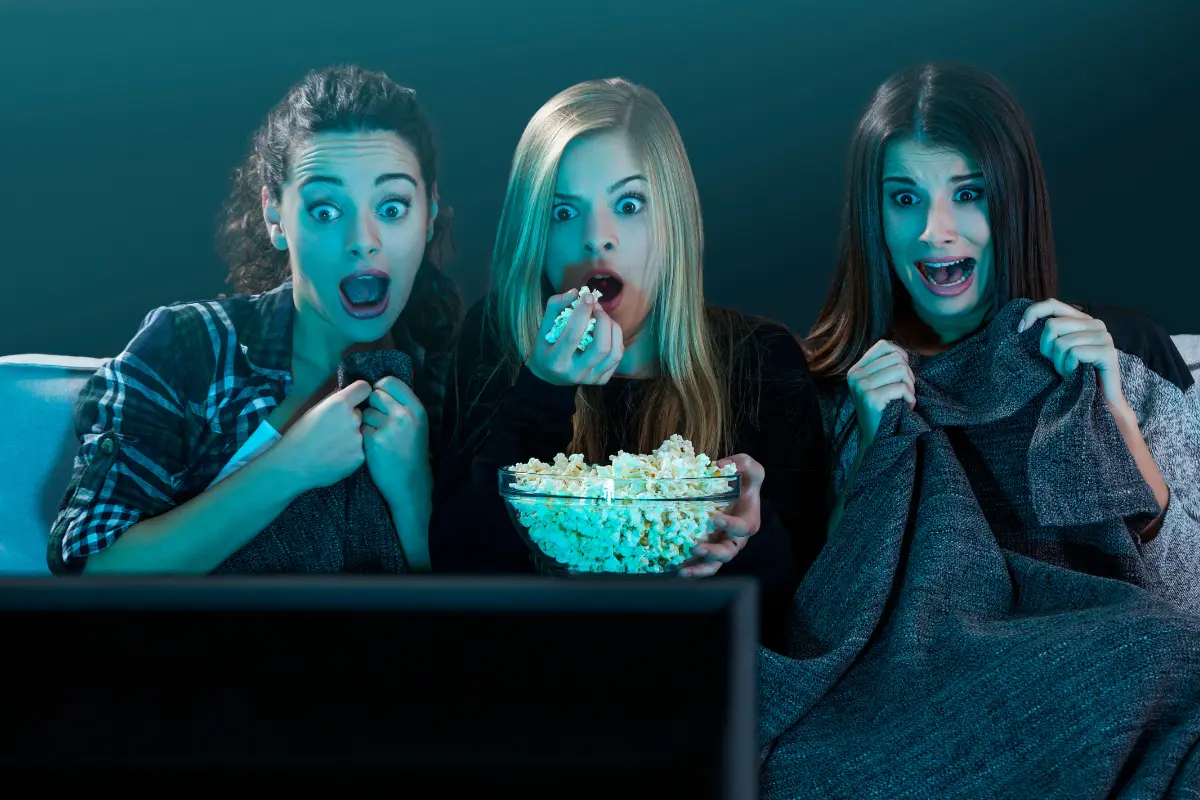 Con la llegada de octubre, es hora de preparar una maratón de películas de terror para disfrutar en Halloween. Foto: Canva