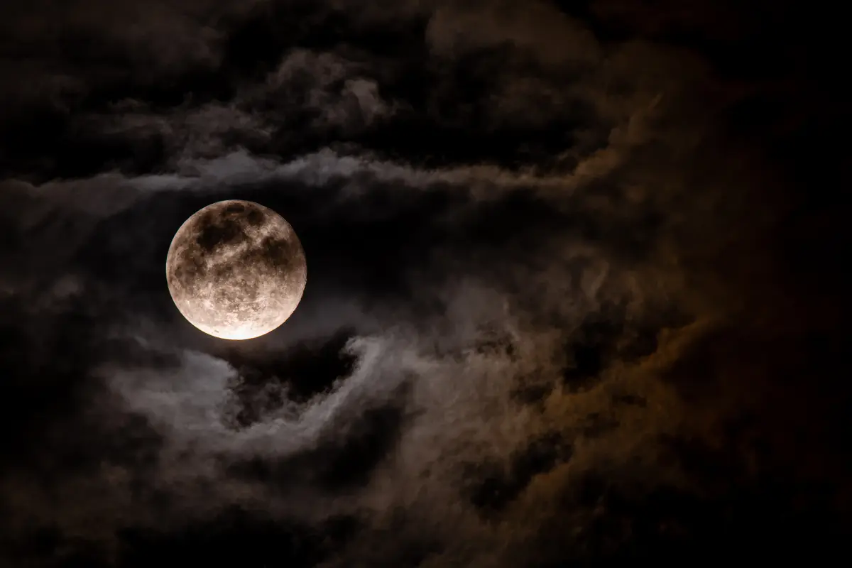 La impresionante Luna de la Cosecha brillará en el cielo de México este octubre, marcando un momento especial del otoño. Foto: Canva