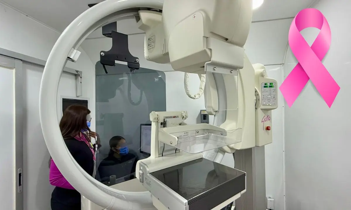 Mamógrafo digital, moño rosa para concientización del cáncer de mama.  Foto: FUCAM | Canva
