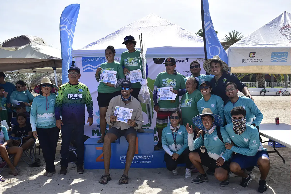 Ellos y ellas son los felices ganadores de este primer torneo de pesca de orilla realizado en el conocido barrio El Manglito, en La Paz. Foto: Fonmar.