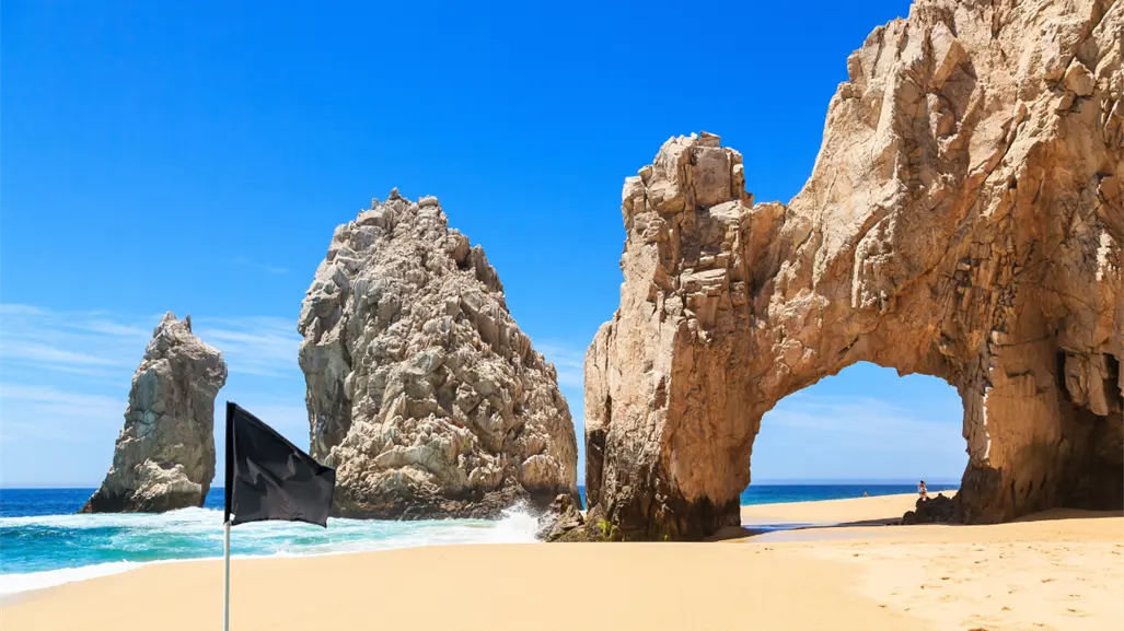 ¿Qué significa la bandera negra y por qué está en la playa bajo el Arco de Cabo San Lucas?