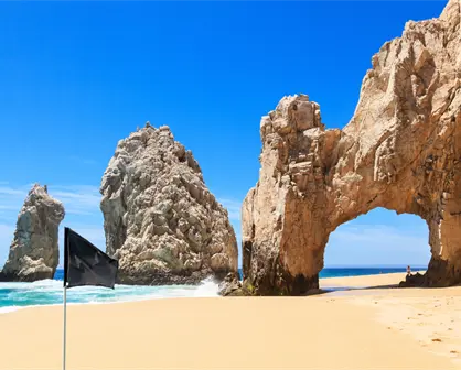 ¿Qué significa la bandera negra y por qué está en la playa bajo el Arco de Cabo San Lucas?