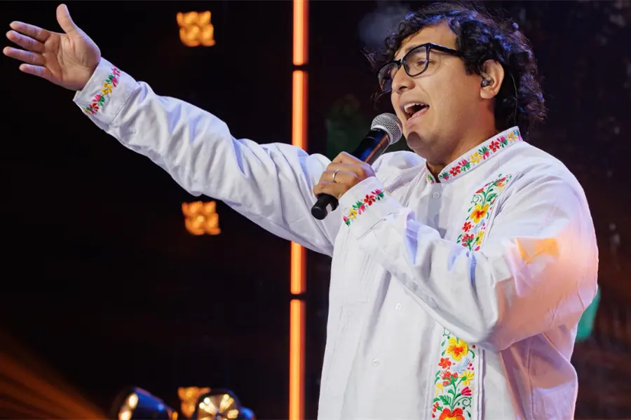 Él es Roger Quiñones, cantautor de origen maya en la final de México Canta