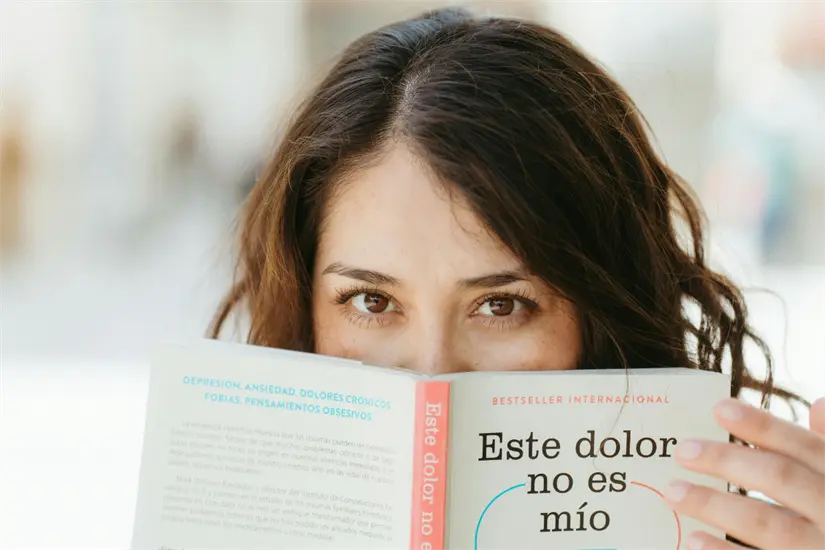 Mujer leyendo Este Dolor No Es Mío. Foto: Canva