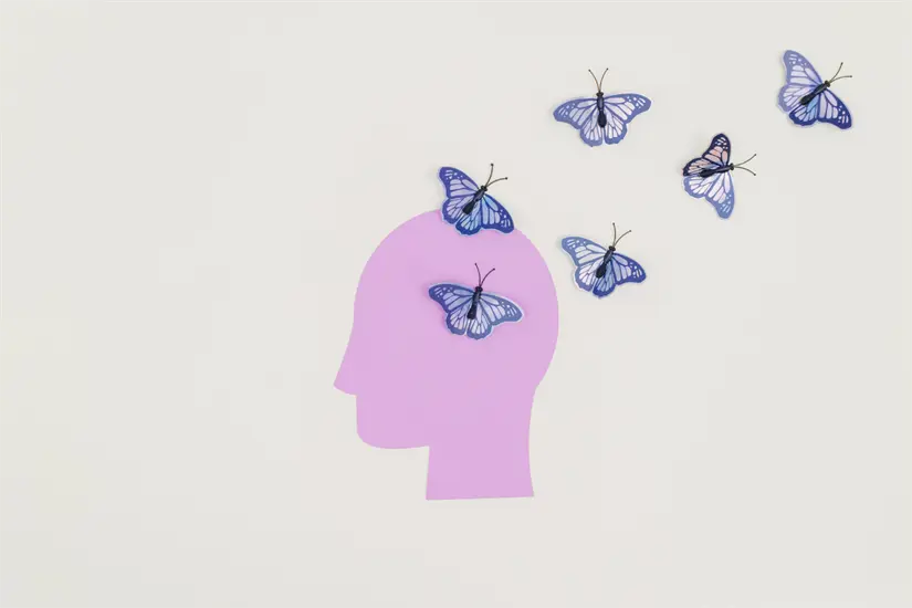Mariposas saliendo del cerebro. Foto: Canva