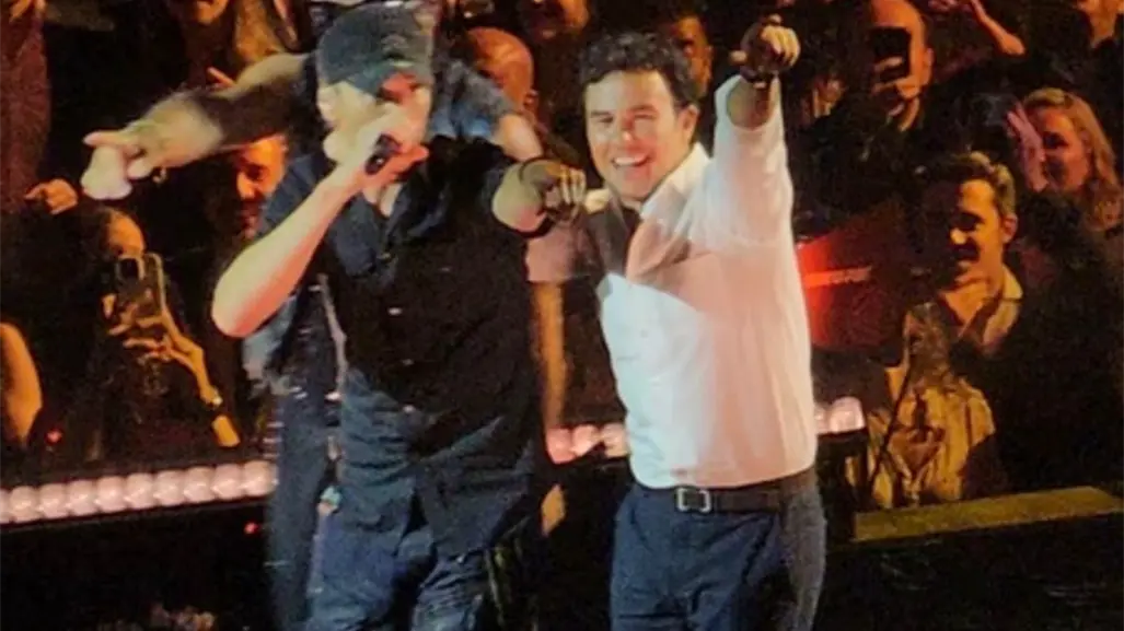 Enrique Iglesias sube a Checo Pérez al escenario durante un concierto privado