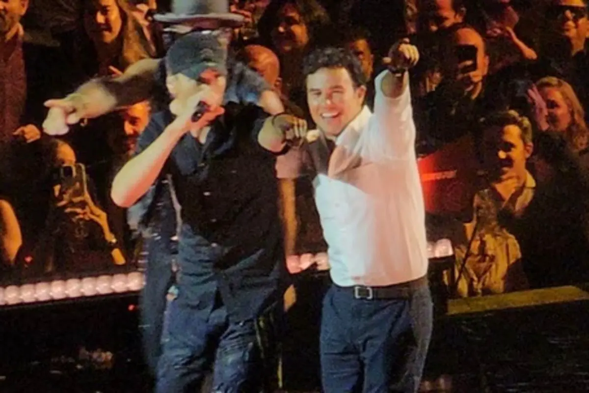 Enrique Iglesias sube a Checo Pérez al escenario durante un concierto privado Foto: Cortesía
