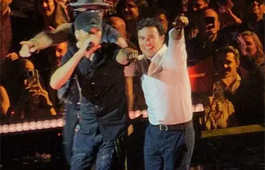 Enrique Iglesias sube a Checo Pérez al escenario durante un concierto privado