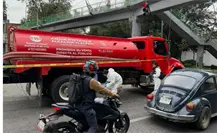 Mueren dos motociclistas tras ser arrollados por pipa de agua en Tlalpan, CDMX