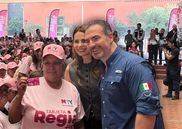 Adrián de la Garza entrega 500 Tarjetas Regia Plus a mujeres de Monterrey