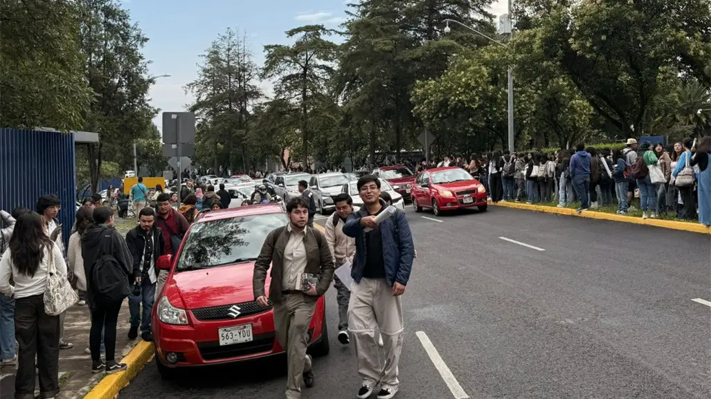 Evacuan Facultad de Ciencias Políticas de la UNAM por posible bomba en los sanitarios