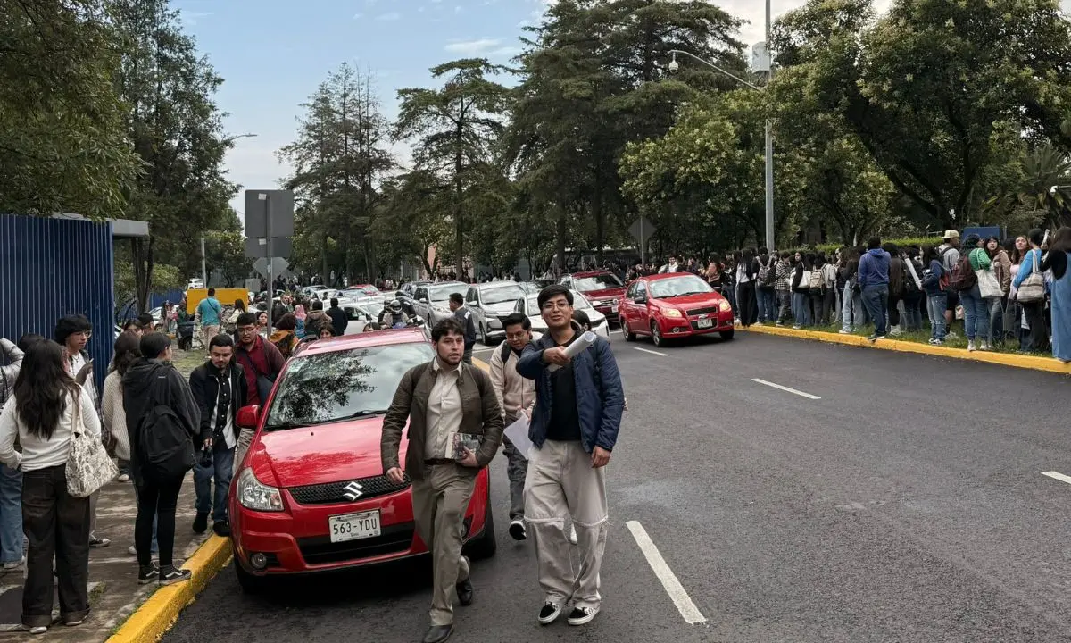 Alumnos de la facultad de CPyS de la UNAM desalojados por amenaza de bomba Foto: X (@amlitociquito)