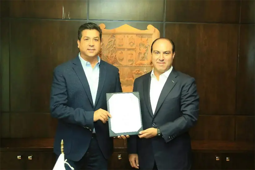 Carlos Garçía González, exsecretario de Desarrollo Económico recibiendo su nombramiento de manos de ex gobernador de Tamaulipas Francisco García Cabeza de Vaca | Foto: FB