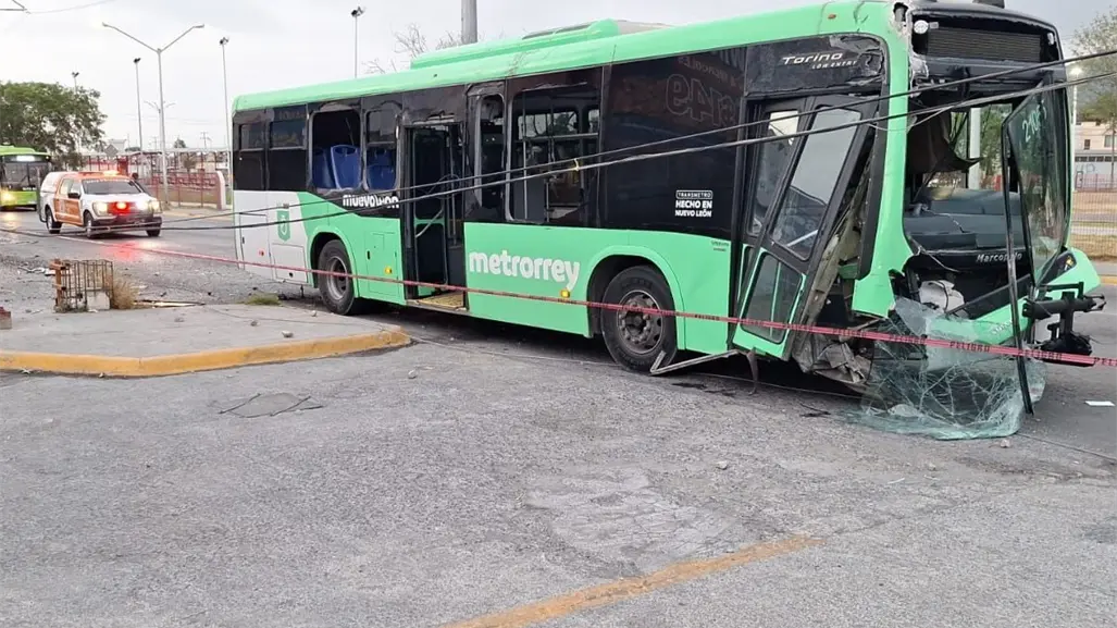Camión de ruta urbana protagoniza fuerte choque en Escobedo