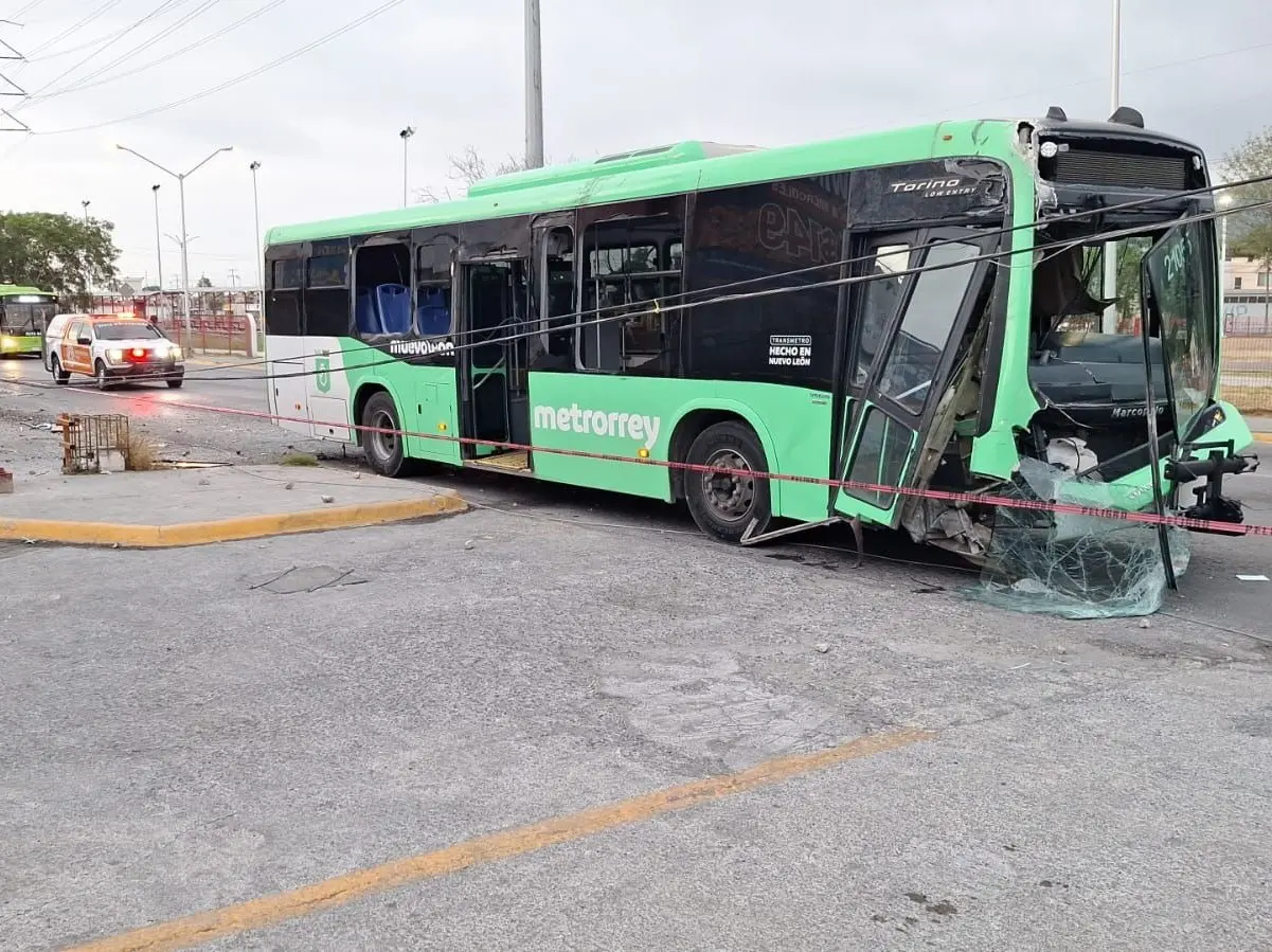 El incidente generó la movilización de elementos de Protección Civil y personal de tránsito municipal, quienes aseguraron la zona para evitar otros percances. Foto: Protección Civil de Nuevo León.