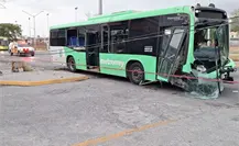 Camión de ruta urbana protagoniza fuerte choque en Escobedo