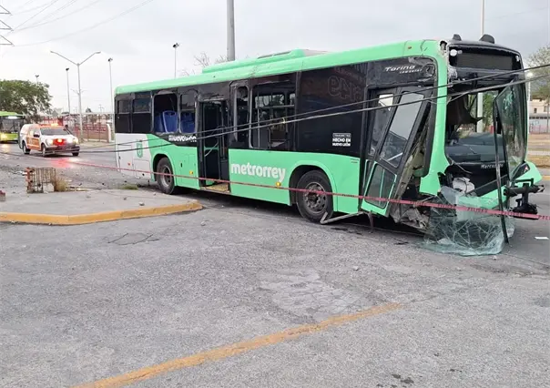 Camión de ruta urbana protagoniza fuerte choque en Escobedo
