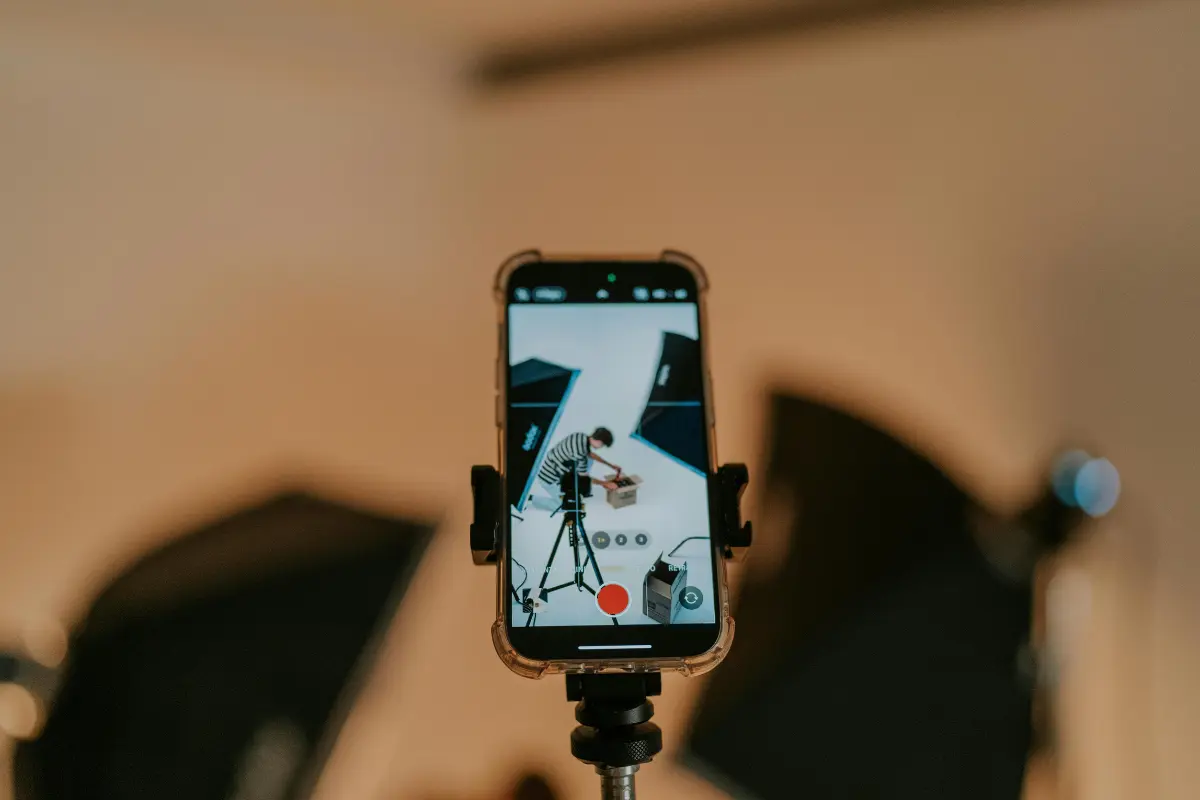 La popularidad de los vídeos breves en redes sociales destaca su eficacia para conectar con el público en pocos segundos. Foto: Canva