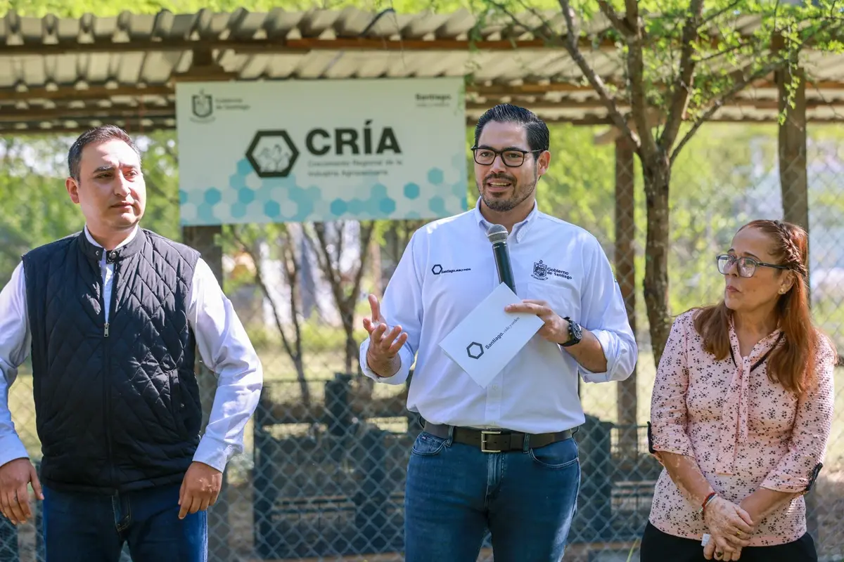 El alcalde de Santiago, David de la Peña, en el arranqu del programa piloto Crecimiento Regional de la Industria Agropecuaria (CRIA) para impulsar la economía de las familias rurales. Foto: Gobierno de Santiago