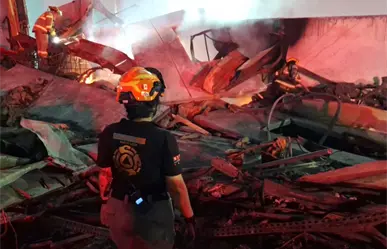 Incendio arrasa con bodega abandonada en avenida Alfonso Reyes