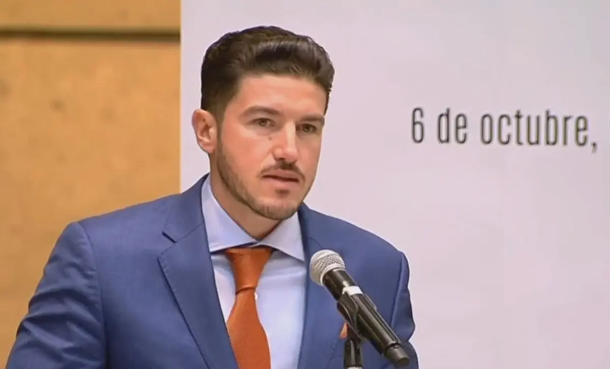 El gobernador de Nuevo León, Samuel García Sepúlveda, durante su participación en la plataforma Visionaron 2030: La Primera Generación que se lleva a cabo en el Senado de la República en la Ciudad de México.