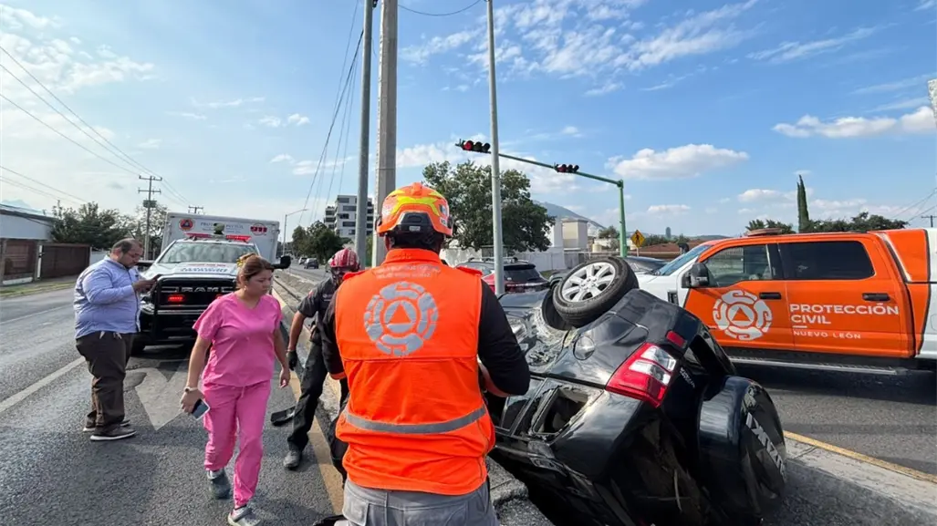 Camioneta vuelca en canal pluvial de San Pedro; hay un lesionado