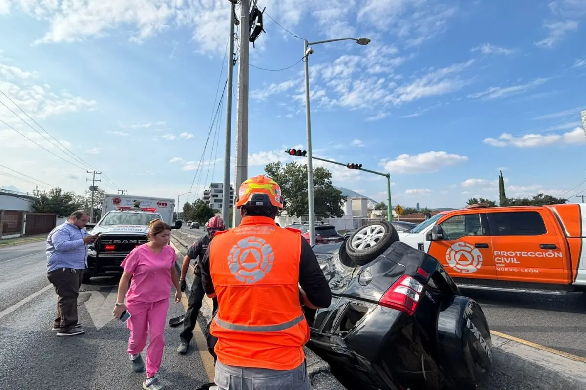 Camioneta volcada sobre canal pluvial. Foto: Protección Civil Nuevo León