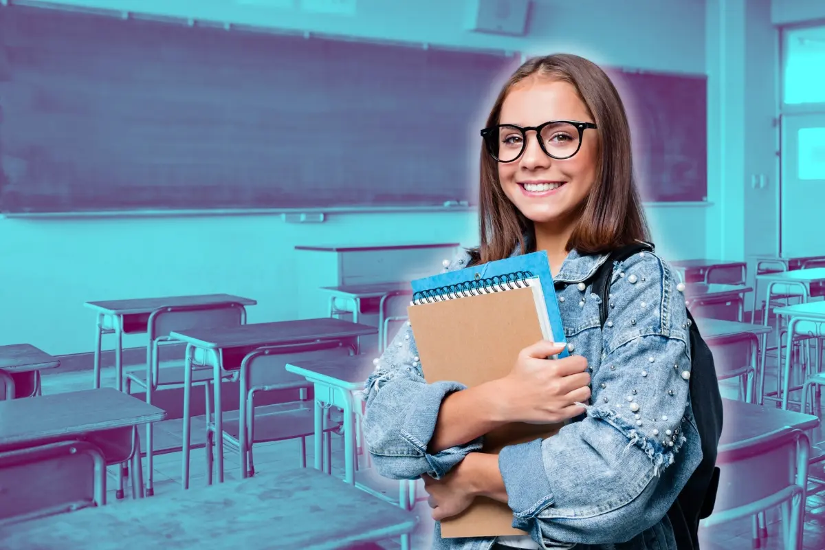 Un salón de clases y una estudiante. Foto: Canva