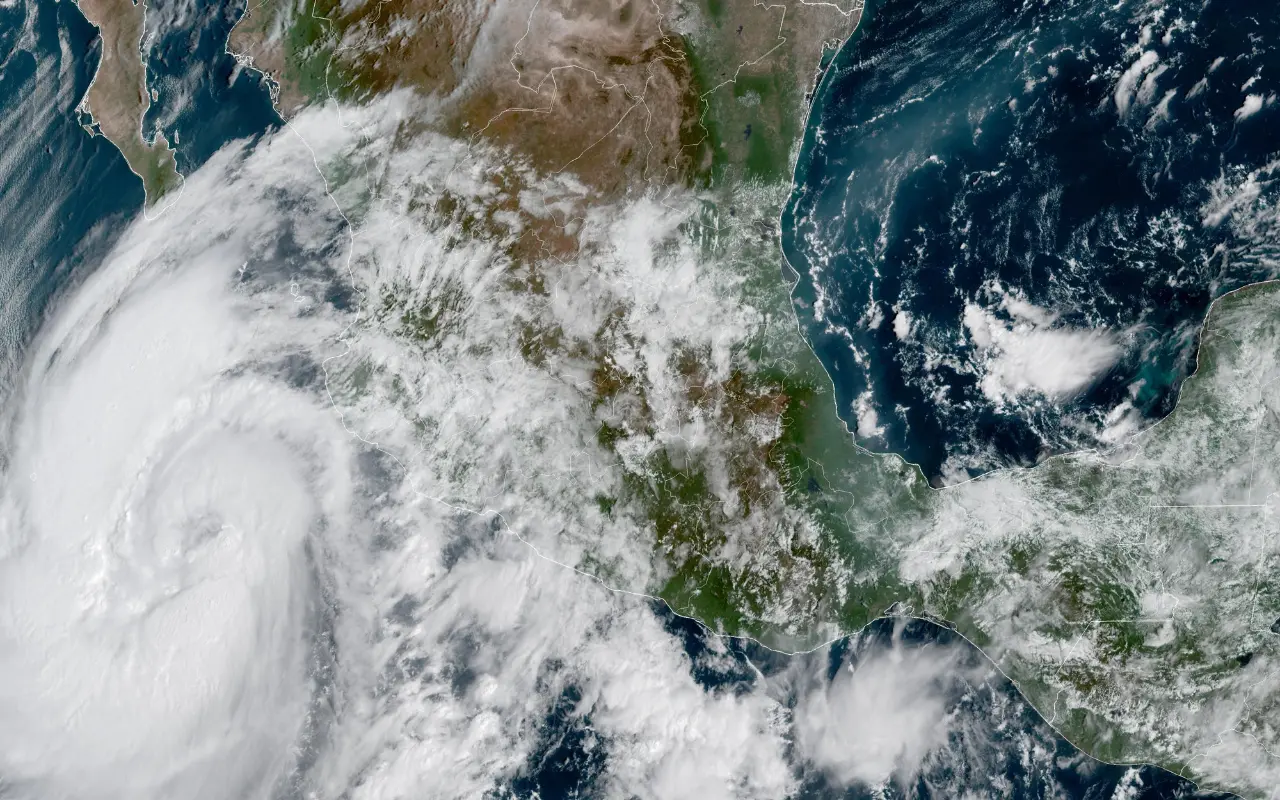 Vista satelital de México y huracán Priscilla. Foto: National Oceanic and Atmospheric Administration