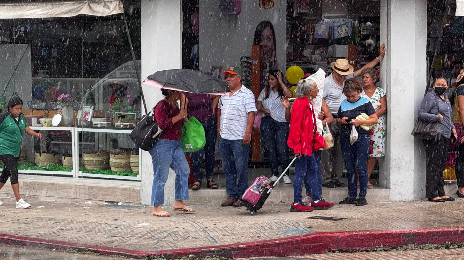 A pesar de que para el miércoles la intensidad de las lluvias comenzaría a bajar,  esto no significa que dejará de llover de manera radical, ya que una nueva onda tropical estaría arribando al territorio peninsular.- Fuente Irving Gil
