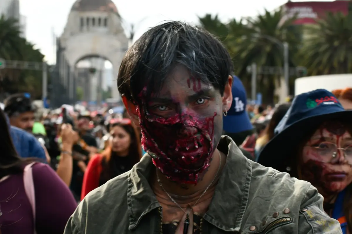 Persona caracterizada de zombie. Foto: FB Marcha Zombie México