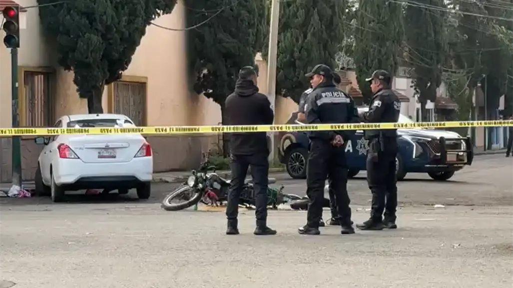 Mujer motociclista se impacta contra un auto y muere en Toluca, era posible trabajadora del DIFEM