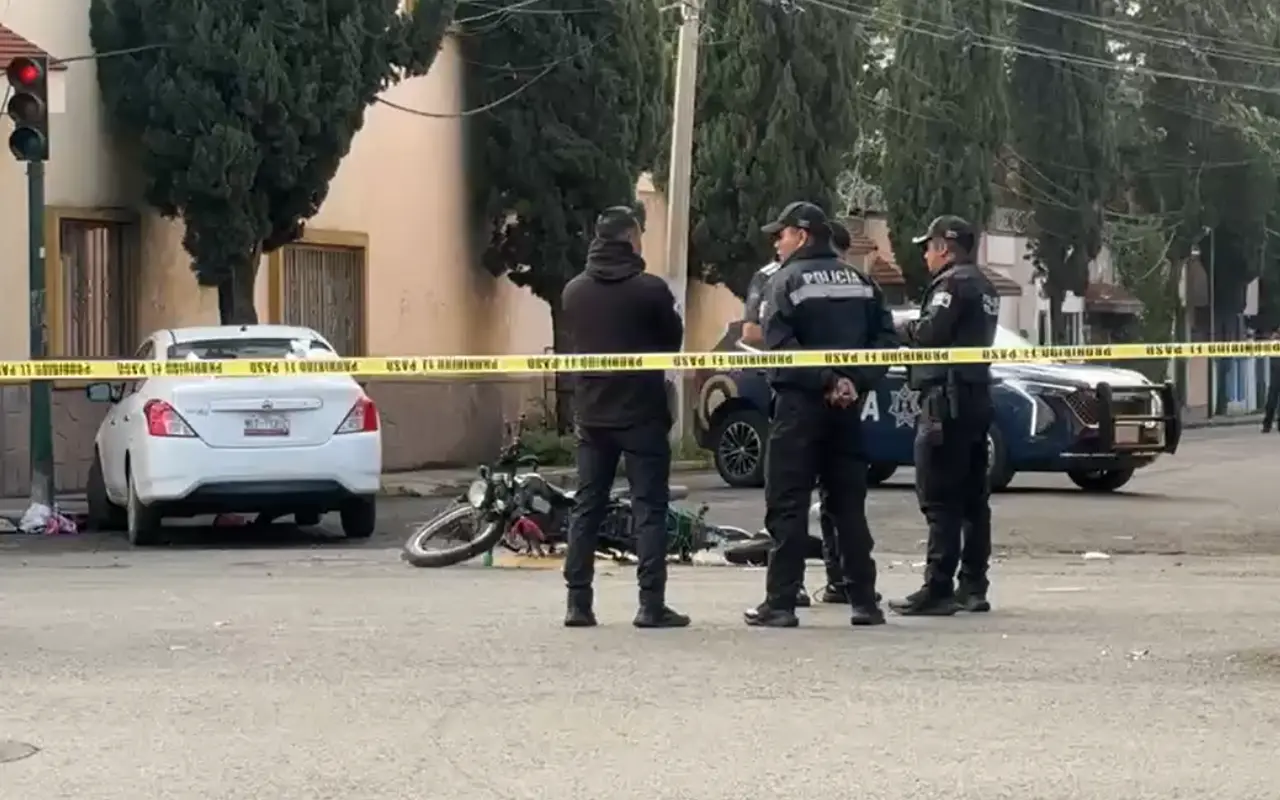 Accidente de moto en el municipio de Toluca. Foto: FB/ EL INFORMANTE Edo Mex (Canva)