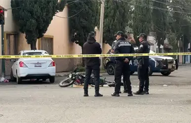 Mujer motociclista se impacta contra un auto y muere en Toluca, era posible trabajadora del DIFEM