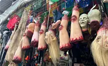 Piernas, cabezas y sangre falsa: la tienda en Monterrey que tiene todo para un Halloween aterrador