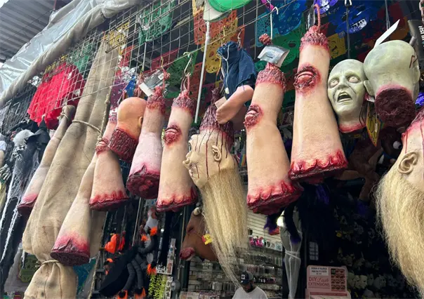 Piernas, cabezas y sangre falsa: la tienda en Monterrey que tiene todo para un Halloween aterrador