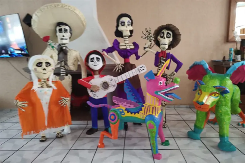 Piñatería Crearte elabora icónicas figuras del cine animado como Coco. Foto: Victoria Jiménez